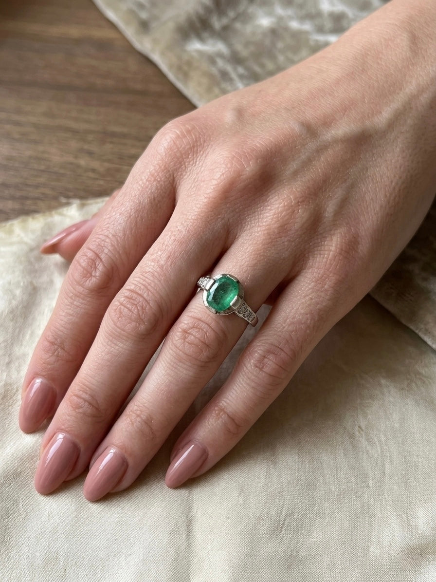 טבעת זהב לבן עם אמרלד מרכזי ויהלומים